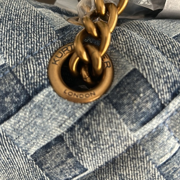 BEAUTIFUL KURT GEIGER LARGE DENIM PURSE WITH GOLD CHAIN STRAP ๐๐ฉต๐ - Picture 8 of 8